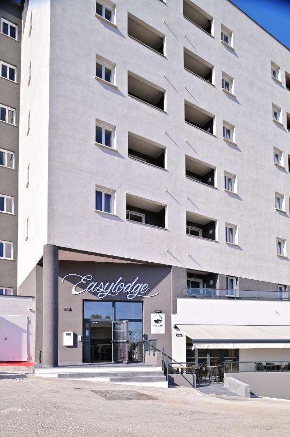 Easy Aparthotel 2*